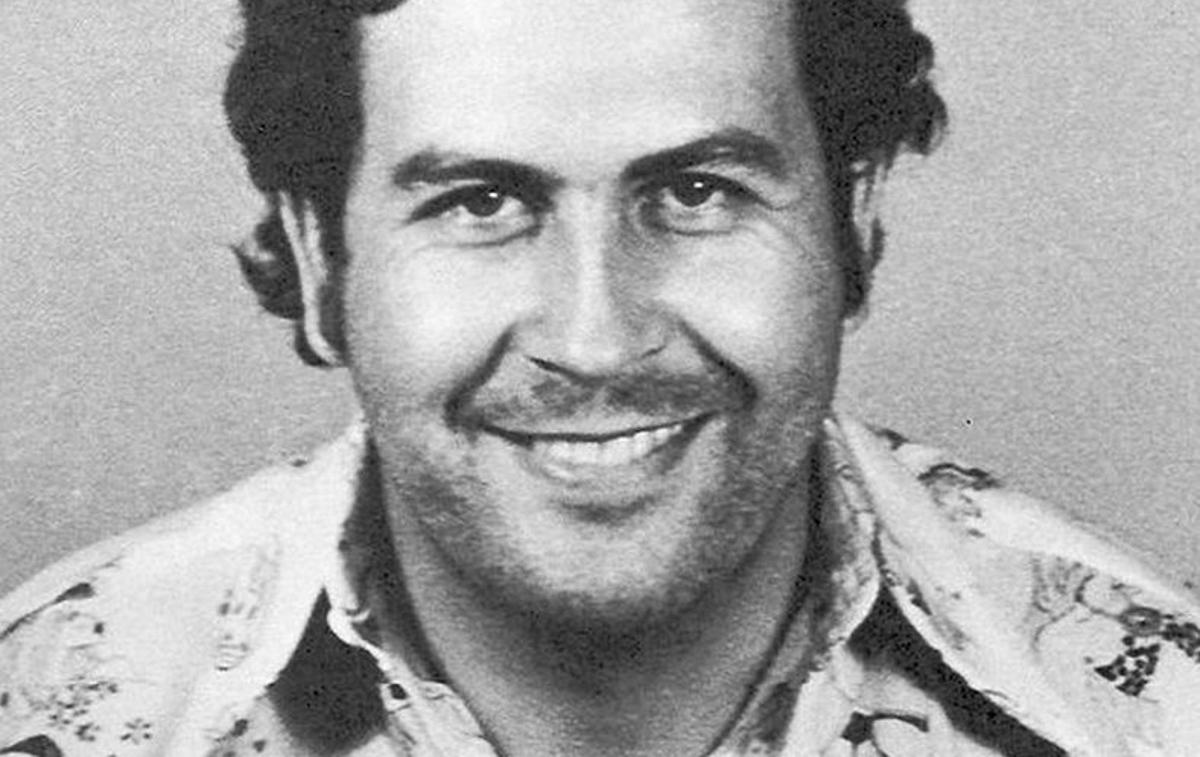 Pablo Escobar | V času Escobarjeve strahovlade, ki je trajala od zgodnjih 80. let prejšnjega stoletja do Escobarjeve smrti leta 1993, je Kolumbija postala svetovna prestolnica umorov. Medellinski kartel je s silo odstranjeval tako politične nasprotnike kot rivale iz kriminalnega podzemlja. Kljub nasilju so imeli številni prebivalci Medellina Pabla Escobarja radi oziroma so ga spoštovali, saj je ogromno vložil v razvoj in izboljšanje življenja lokalnih skupnosti. Zanje je bil neke vrste Robin Hood, junak, ki je jemal bogatim in dajal revnim. | Foto Wikimedia Commons