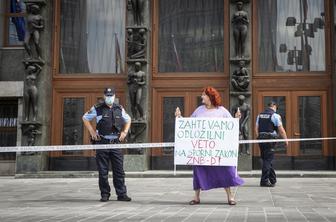 Grožnje poslancem DZ obravnava kriminalistična policija