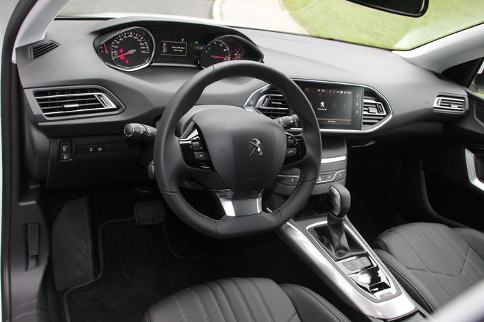 Družina Peugeotovih vozil crossover se ponaša z opazovanjem merilnikov prek volanskega obroča - zasnova i-cockpit. | Foto: Aleš Črnivec