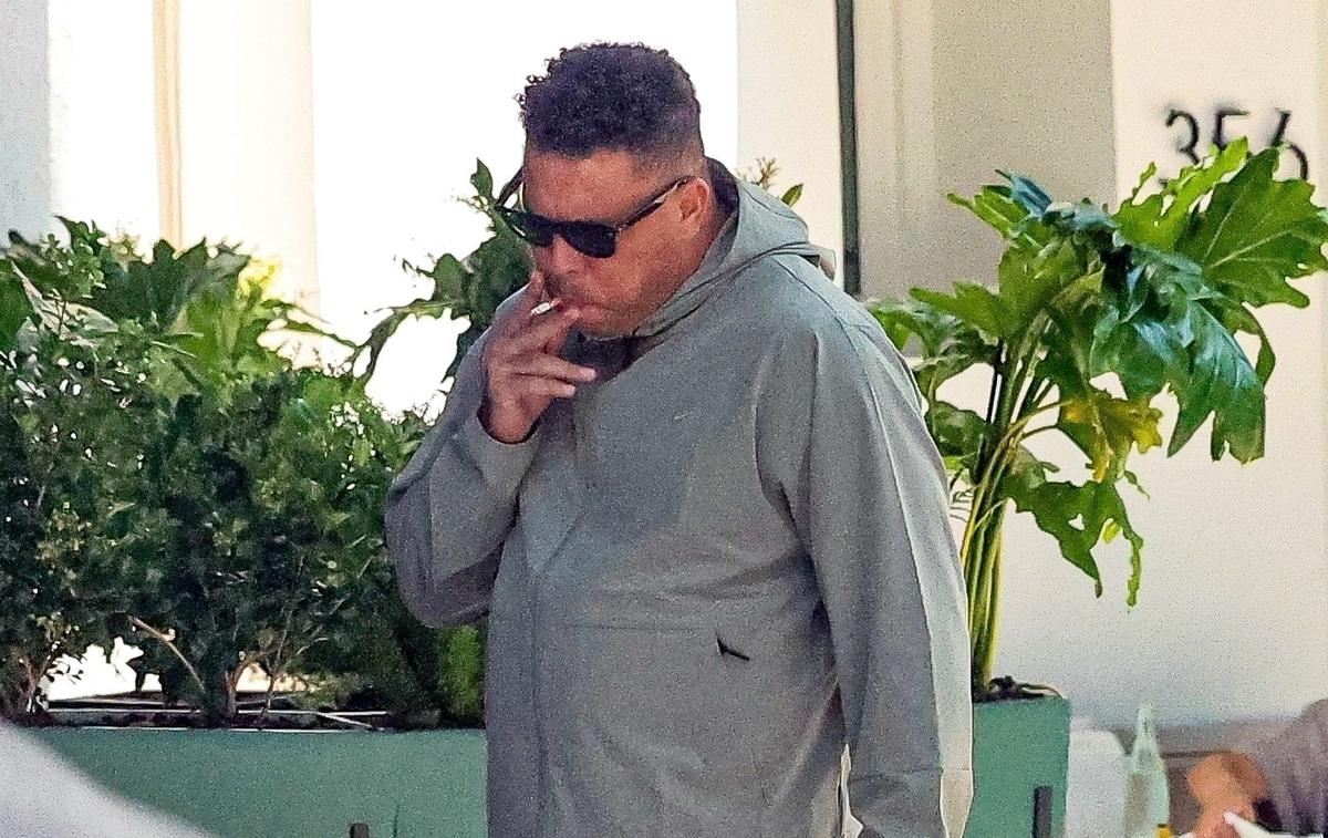 Ronaldo Nazario de Lima | Brazilskega Ronalda so paparaci nedavno ujeli v Los Angelesu. Po kosilu si je privoščil cigareto. | Foto Profimedia