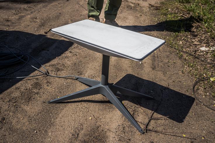 Komunikacijski protokoli ruskih vojakov na fronti v Ukrajini so pred kratkim že doživeli ogromen udarec, saj so nehali delovati njihovi sistemi za dostop do satelitskega interneta Starlink.  | Foto: Shutterstock