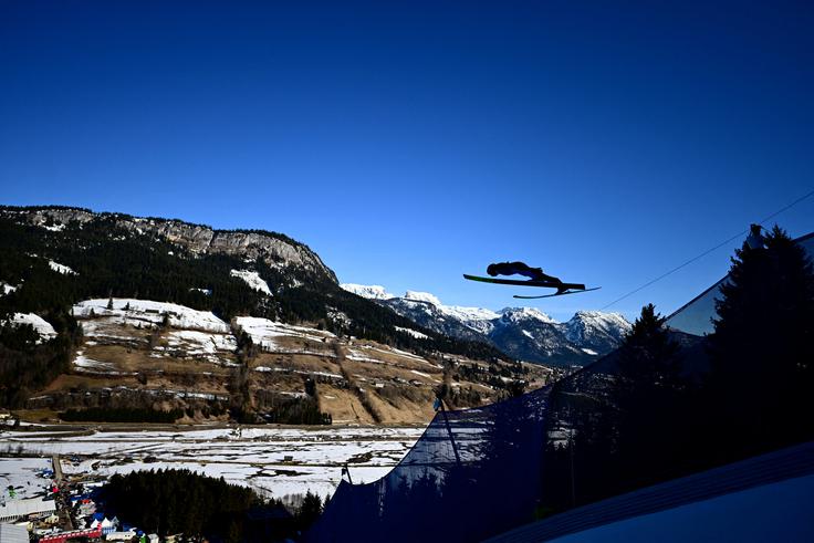 Fis je za premierno tekmo s smučarskimi poleti določila, da lahko na njej nastopi le 30 najboljših v sezoni v skakalnem delu. | Foto: Reuters