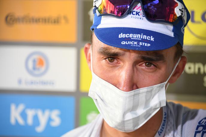 Julian Alaphilippe | Julian Alaphilippe se je ob veselju ob zmagi v 2. etapi Toura spomnil na očeta, ki je letos izgubil boj z boleznijo. Čustev ni mogel skriti. | Foto Reuters