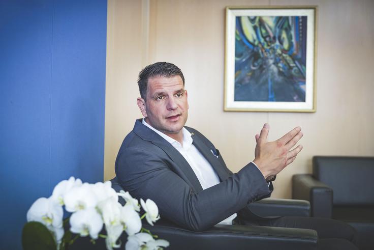 "Za eno ljudsko dušo iz Slovenije je nepredstavljivo, da je v enem podjetju, ki ne ponuja pravzaprav nič drugega, kot da nastopa kot agitator določenih političnih strank, zaposlenih toliko ljudi," o nacionalni televiziji meni Stevanović.  | Foto: Ana Kovač