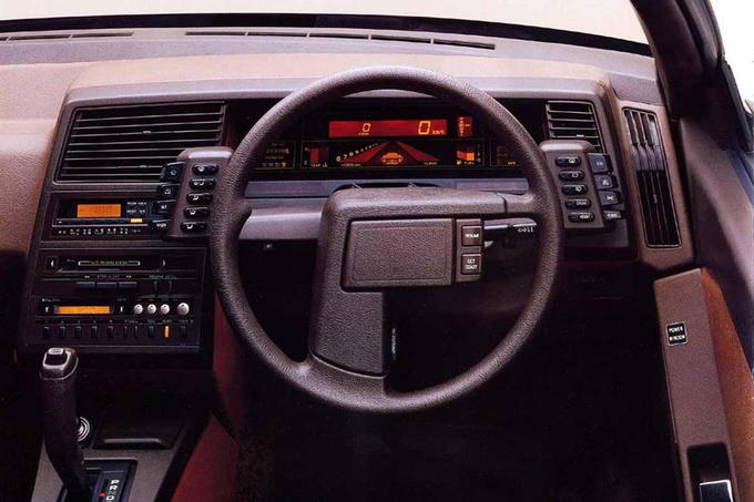 Subaru XT je bil vizualno poseben avto, ki je kupce iskal v osemdesetih letih prejšnjega stoletja. Šlo je za izredno aerodinamičen model s potniško kabino izdelano po vzoru letal. Ročica menjalne ročice je bila oblikovana kot ročica na letalu z gumbom za vklop štirikolesnega pogona. Asimetrični volanski obroč s prečko v obliki narobe obrnjene črke L in zelo izraženim počivalom za palec je bil izdelan za čimboljši užitek v vožnji. Naslednik modela XT, SVX se je vrnil v ustaljene tire in povzel običajen volanski obroč. | Foto: 