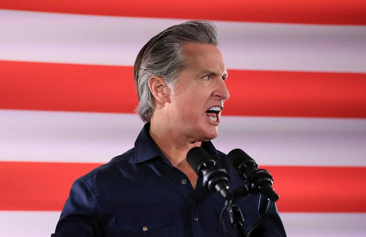 "To je moralna obveznost, to je gospodarski imperativ, to je oboje – in to je gnusoba, da se je (Trump, op. p.) ne le enkrat, ampak dvakrat umaknil iz sporazuma," je Newsom odgovoril na vprašanje agencije AFP. | Foto: Reuters