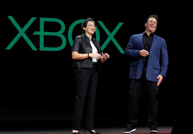 Šefica AMD-ja Lisa Su in šef Xbox-a Phil Spancer januarja letos. | Foto: Reuters