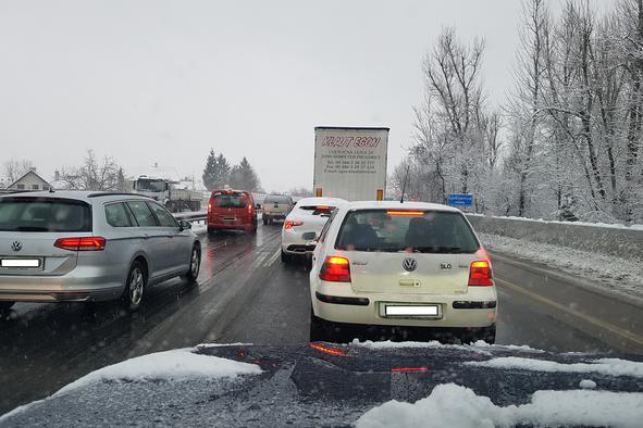 Zaradi zimskih razmer številne težave na cestah