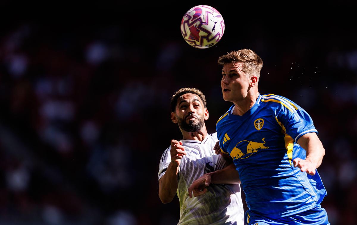 Jaka Bijol | Jaka Bijol je že oblekel dres Leedsa na prijateljskih tekmah, na uradnih tekmovalnih pa še ni nastopil. Tako se je prejšnji mesec meril v Stockholmu proti Matheusu Cunhi (Man Utd). | Foto Guliverimage
