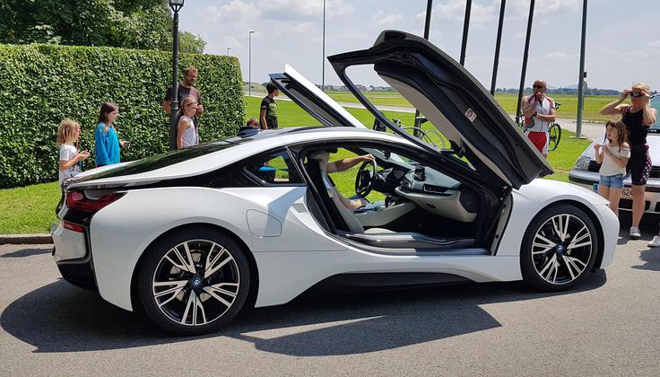 Družba Avto Aktiv je bila lani po dobičku tretja najuspešnejša. Skrbijo tudi za prodajo in servis BMW-jeve podznamke i. | Foto: Metka Prezelj