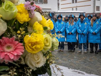 Na prizorišču tragedije težave zaradi snega in poklon žrtvam požara