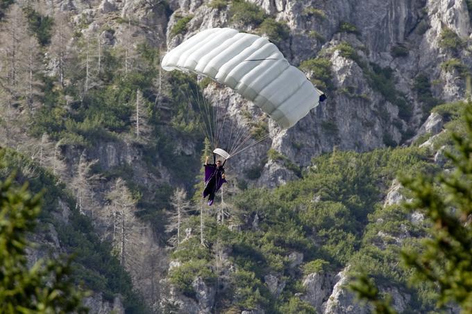 "V domeni vsakega posameznika je, da poskrbi za svojo varnost," meni kobariški ponudnik jadralnega padalstva Klavdij Rakušček. | Foto: Bor Slana