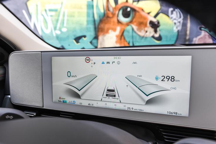 Zanimiva grafična rešitev velikih digitalnih merilnikov, kjer bi si želeli še več prilagoditev. Na primer prikaz zemljevida vgrajenega navigacijskega sistema.  | Foto: Gašper Pirman