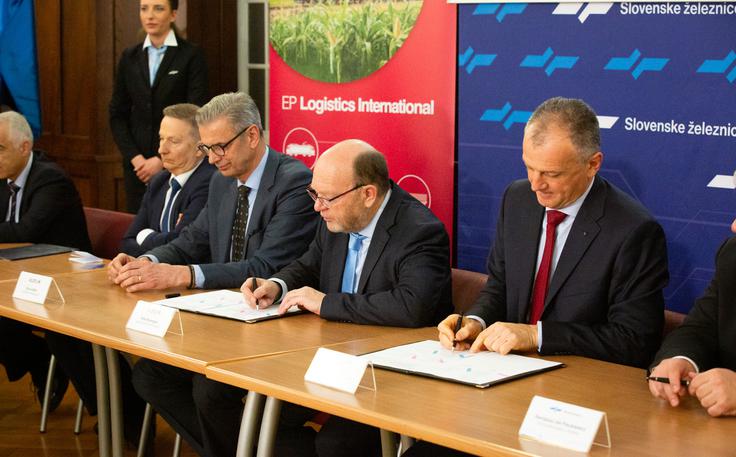 Predstavniki družbe SŽ-Tovorni promet in nemške enote francoske multinacionalke Alstom so v Ljubljani danes podpisali pogodbo za nakup 30 novih večsistemskih električnih lokomotiv za tovorni promet.  | Foto: Lana M. Orel