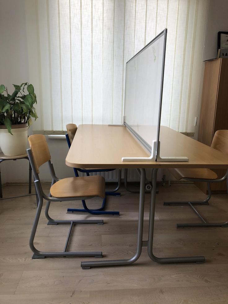 Pregrade: higiensko površino je mogoče uporabiti tudi na namiznih pregradah – tako lahko zaposleni poleg antimikrobne tehnologije dobijo tudi uporaben kos pohištva za pisanje in uporabo magnetov. | Foto: 