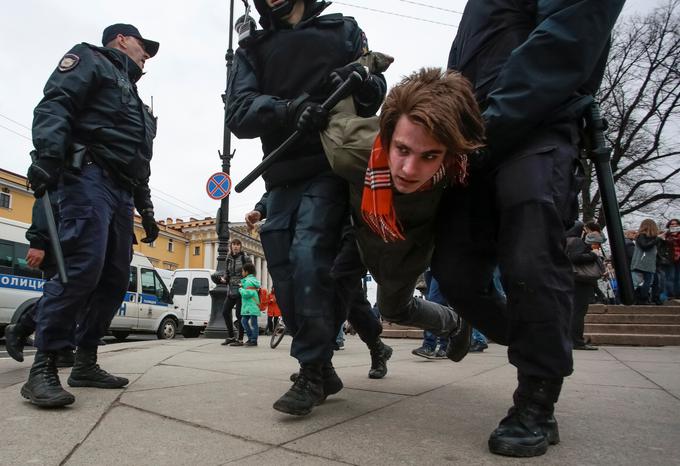 Ruska policija naj bi na protestih po navedbah nevladnih organizacij pridržala že več kot tisoč ljudi. | Foto: Reuters
