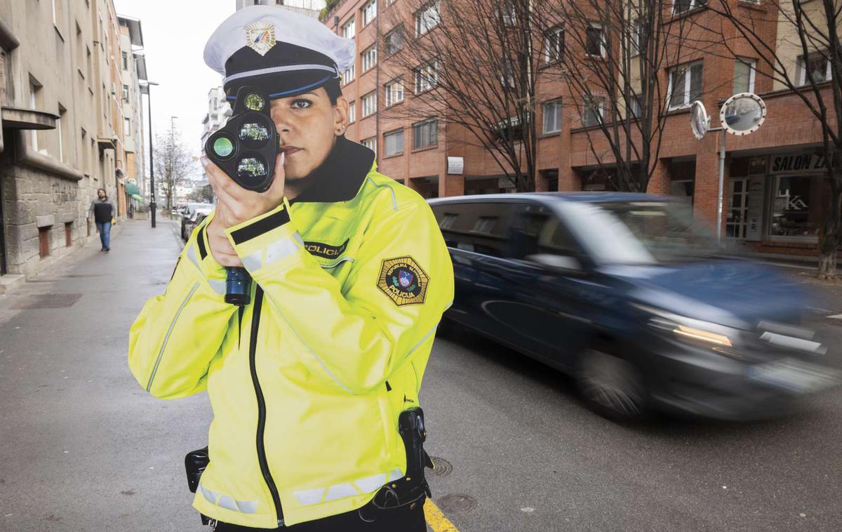Policija, varnost prometa, kontrola, silhuete | Nova preventivna akcija agencije nadomešča dosedanjo akcijo Varno brez telefona.  | Foto STA
