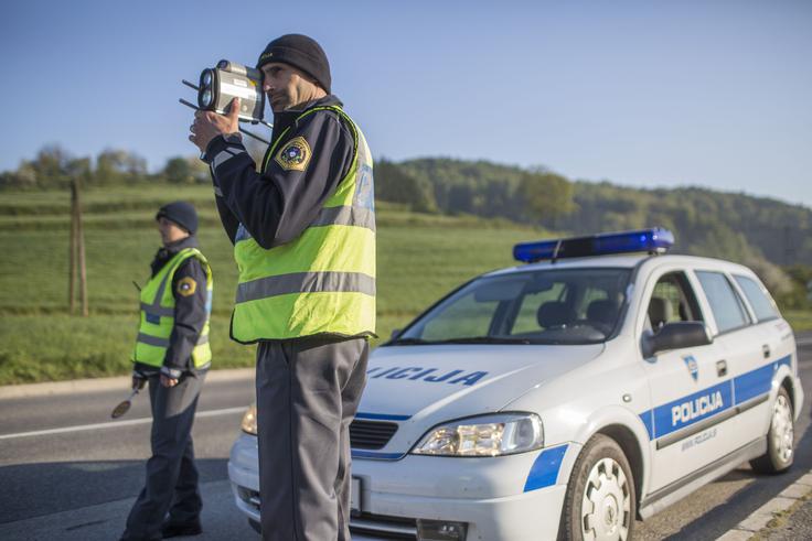Merilne naprave policistov so še vedno usmerjene predvsem v lov za prehitrimi vozniki, s posebnimi radarji tudi proti voznikom s prekratko varnostno razdaljo. | Foto: Matej Leskovšek