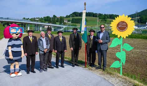 V Ivančni Gorici in Grosupljem zasadili sončno prihodnost