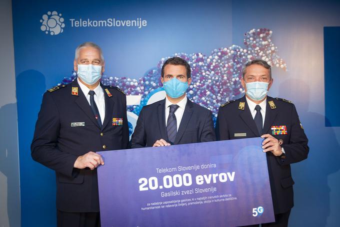 Donacijo Telekoma Slovenije sta prejela predsednik Gasilske zveze Slovenije Janko Cerkvenik in poveljnik Franci Petek | Foto: Bojan Puhek