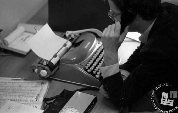 Kljub temu, da so bili osebni računalniki že precej pogosti, so ljudje marsikje še vedno pisali na pisalne stroje. (Foto: Dragan Arrigler, hrani: Muzej novejše zgodovine Slovenije) | Foto: Muzej novejše zgodovine Slovenije
