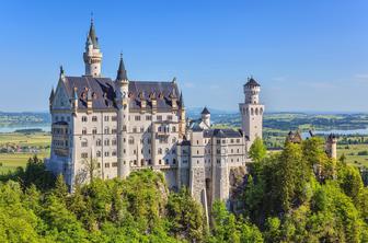 Grad Neuschwanstein: romantična upodobitev srednjeveškega viteškega gradu