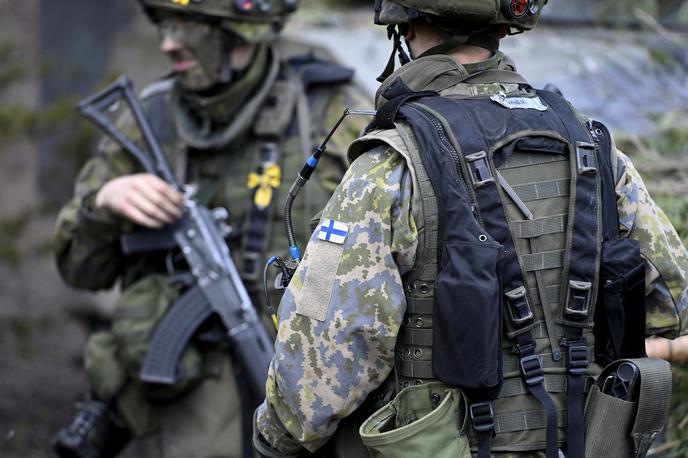 finska vojska | Generalni sekretar Nata Jens Stoltenberg je danes pozdravil podporo finskih voditeljev pridružitvi Finske vojaškemu zavezništvu in dejal, da bi morebitni postopek vstopa v Nato potekal "gladko in hitro". | Foto Reuters