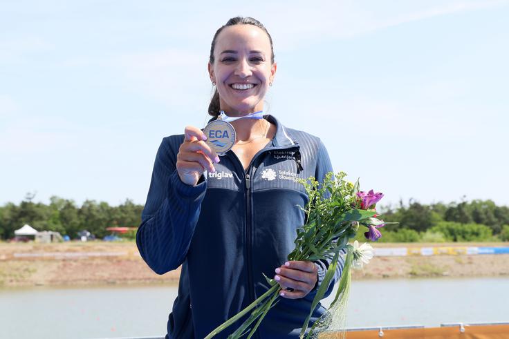 "Vedela sem, da prva nisem, da pa bo medalja. Potem ko sem videla, da sem druga in da je tretja Milica, sem bila vesela. Skupaj sva namreč trenirali pred prvenstvom in ji privoščim uspeh." | Foto: Kajakaška zveza Slovenije