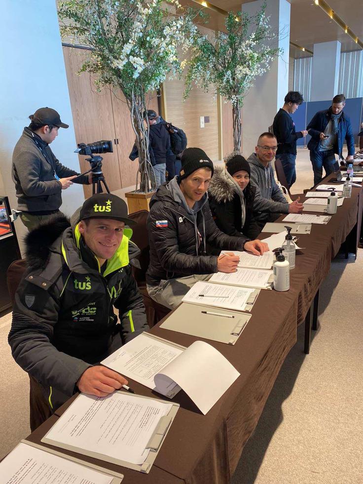 Tim Mastnak deskarji Tim Mastnak, Žan Košir, Gloria Kotnik in njihov trener Izidor Šušteršič v hotelu v Pjongčangu med izpolnjevanjem "korona" obrazcev. | Foto: osebni arhiv/Lana Kokl