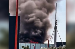 V nakupovalnem središču v Šibeniku izbruhnil požar: ljudi so evakuirali, dve osebi obtičali v dvigalu #video