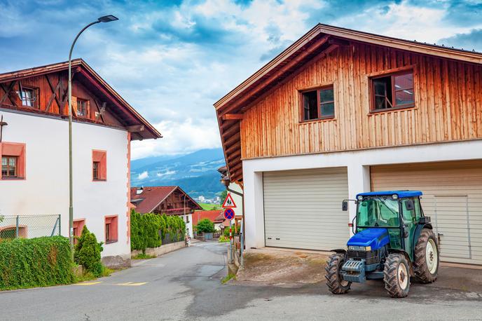 kmetija traktor | Dedovanje zaščitene kmetije ureja poseben zakon, pri čemer imajo določeni dediči prednost po 7. členu. | Foto Shutterstock