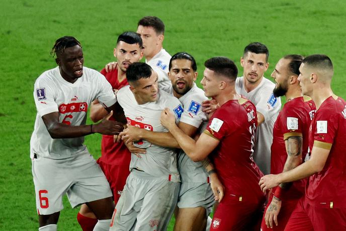 Srbe razburila provokacija kapetana Švice, primitiven izpad Stojkovića