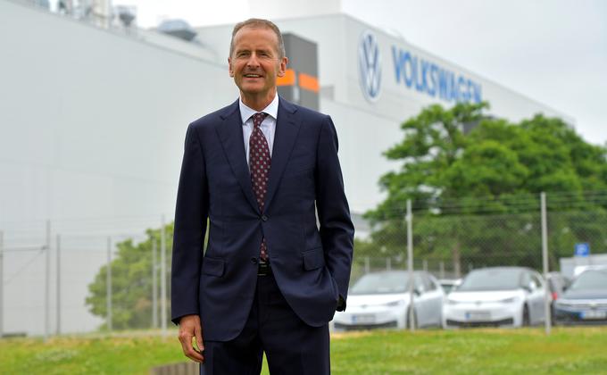 Diess pred tovarno električnih volkswagnov v Zwickauju. Volkswagen na sejmu IAA prvič predstavlja le električna vozila. | Foto: Reuters