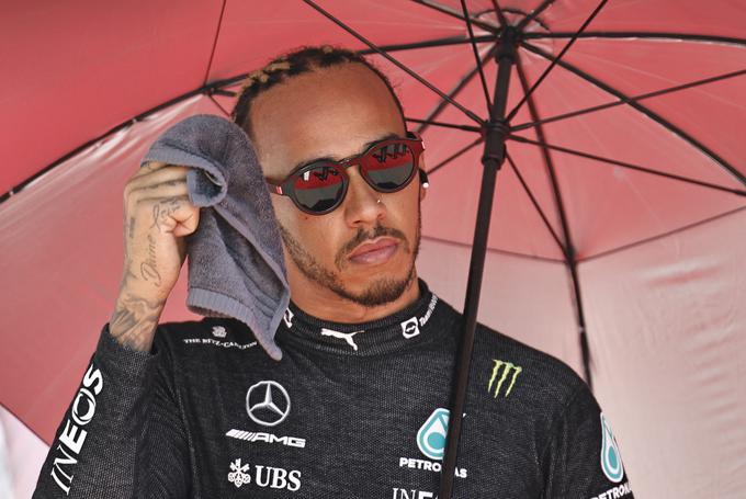 "Bolj kot delamo na njem, slabši postaja dirkalnik," je potožil Hamilton. | Foto: Reuters