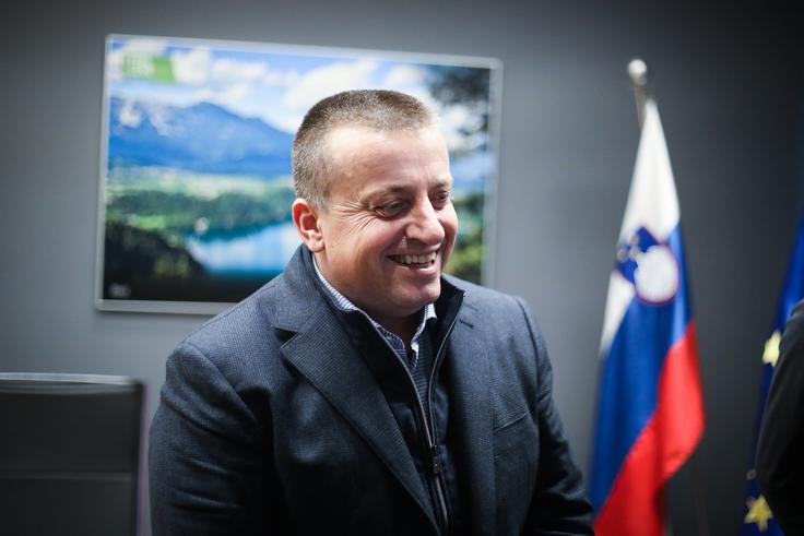 Podjetnik Joc Pečečnik je ob drugi dobavi zaščitne opreme s Kitajske sodelovanje s slovensko vlado ocenil kot zelo dobro. | Foto: STA ,