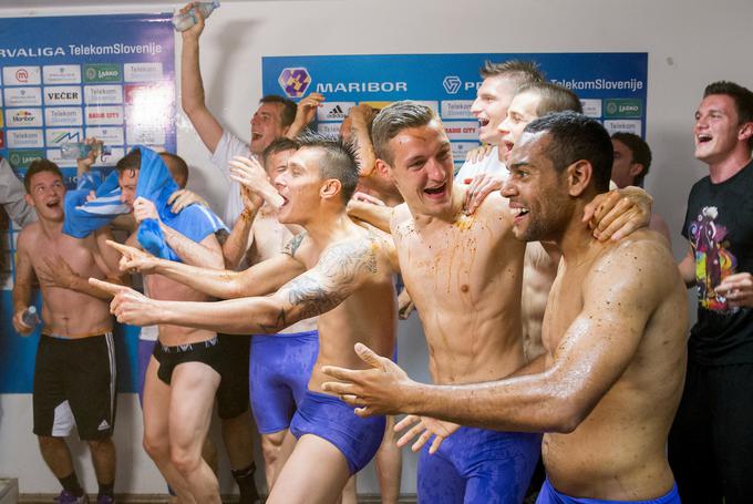 Nogometaši Maribora so takrat prihrumeli iz slačilnice, poškropili trenerja in si dali duška med novinarsko konferenco po tekmi. | Foto: Vid Ponikvar