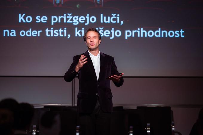 Za nepozabno doživetje prireditve je s svojo energijo in humorjem poskrbel Nik Škrlec, ki je dogodek povezoval in mu dodal igrivost. | Foto: Tadej Kreft