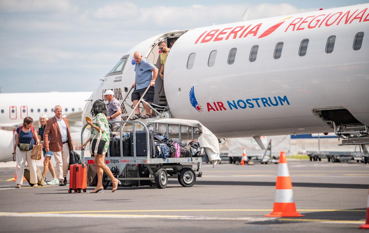 Brnik | V letošnjem poletju lahko potniki z ljubljanskega letališča z 22 letalskimi prevozniki potujejo na 25 destinacij. | Foto STA