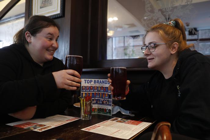 Velika Britanija | V Angliji, Walesu in večjem delu Škotske lahko v lokalih in restavracijah znova strežejo v notranjosti. | Foto AP