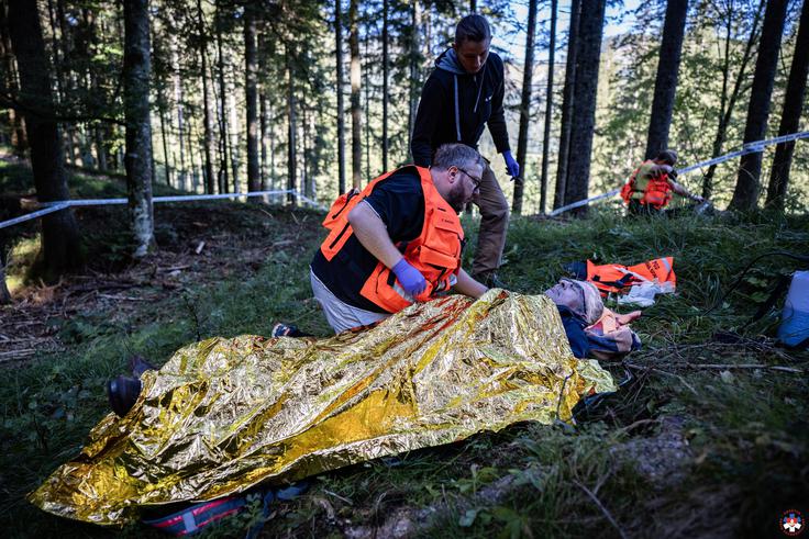 Osebo ogrevamo, pri čemer uporabimo odeje, bunde, astro folijo (iz avtomobilskega kompleta prve pomoči) in podobno. Osebo odstranimo iz mrzlega okolja oz. s podlage. | Foto: Društvo prvih posredovalcev