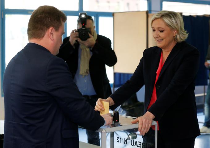 Marine Le Pen je priznala poraz in se obrnila proti parlamentarnim volitvam, ki bodo 11. oziroma 18. junija. | Foto: Reuters