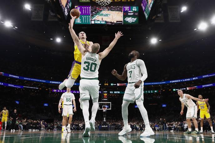 Vrhunski Reaves, a brez Dončića in Jamesa proti Bostonu ni šlo