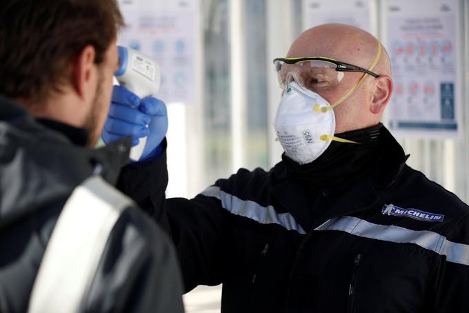Zaposleni v številnih podjetjih, kjer delo od doma zaradi narave dela ni mogoče, so se morali v zadnjem času navaditi na novo realnost, predvsem na merjenje temperature ob prihodu na delovno mesto in uporabo zaščitnih mask. | Foto: Reuters
