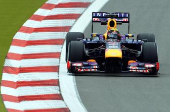 Vettel s protinapadom sesul Mercedes, Hamilton samo osmi