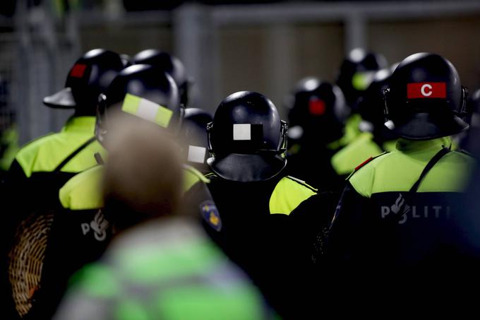 Nizozemska policija je imela na četrtkovi tekmi v Alkmaarju veliko dela. | Foto: Guliverimage