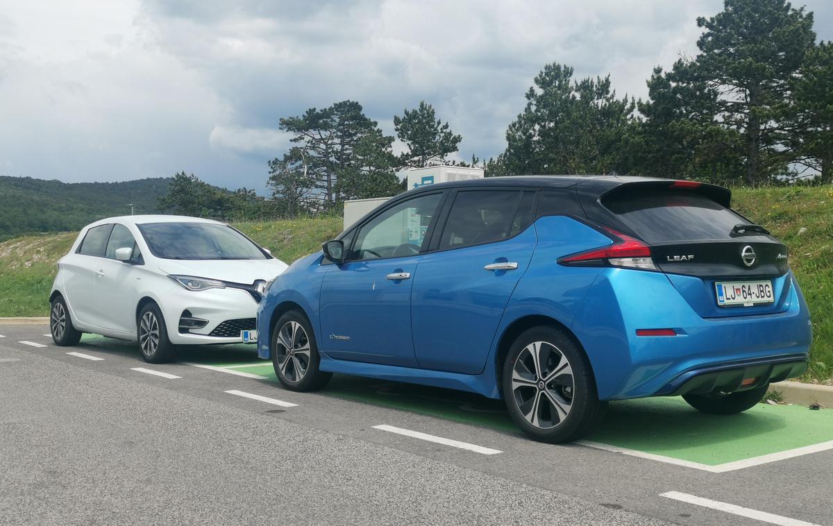 Renault zoe nissan leaf | V letošnjem letu je bila najbolj opazna rast prodaje novih električnih avtomobilov, poskočila je tudi prodaja priključnih hibridov. | Foto Gašper Pirman