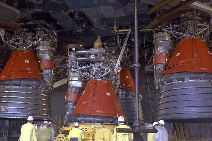 To se je dogajalo med razvojem nosilne rakete Saturn V (na fotografiji), ki je kasneje astronavte prvič potisnila proti Luni. Nasa je to težavo takrat rešila s pršenjem vode po pogonskem sklopu Saturna, a Falcon Heavy ima več kot petkrat toliko motorjev kot Saturn V (27 proti 5).  | Foto: NASA
