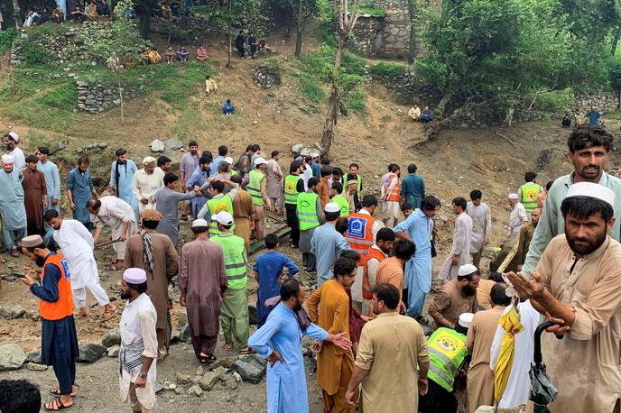 Pakistan, poplave, monsun | Od začetka letošnje sezone so posledice močnega deževja terjale že več kot 320 življenj, skoraj polovica teh je otrok. | Foto Reuters