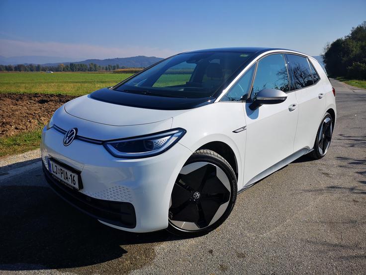 Po novem brez DMV za električne avtomobile. To jih bo pocenilo za okrog 150 evrov, na drugi strani pa je Eko sklad zanje močno znižal subvencije.  | Foto: Gregor Pavšič