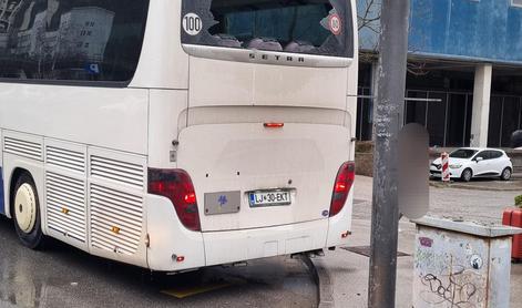 Šofer zapeljal v drog, nato pa se zdrl na potnike: Poglejte, kaj ste naredili!